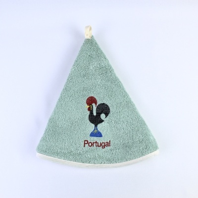 Toalha de mão triangular verde claro com bordado do galo e texto Portugal