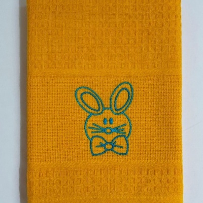 Toalha de cozinha amarelo mostarda com bordado de coelho azul