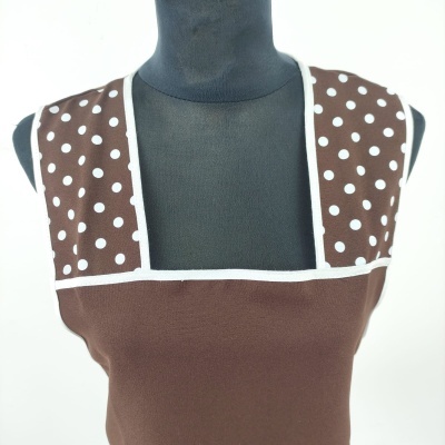 Top castanho com bolinhas brancas e acabamento branco em manequim preto