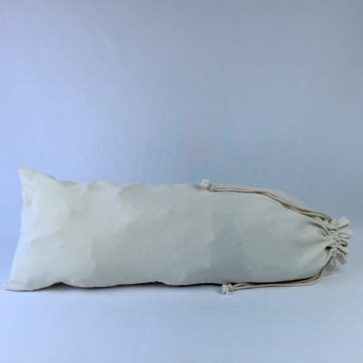 Saco de tecido beige com cordões para fechar