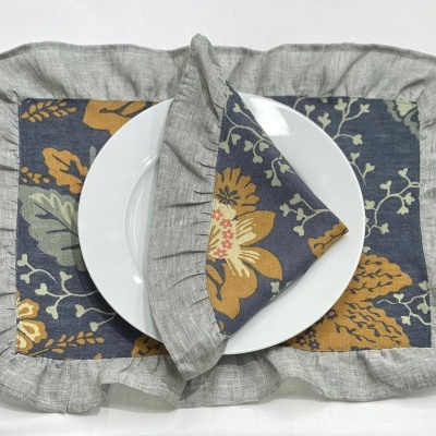 Toalha e guardanapo com padrão floral e borda cinza franzida