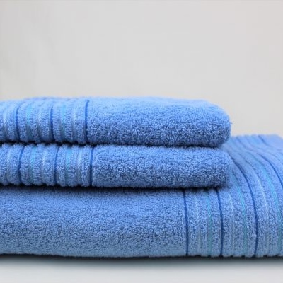Conjunto de toalhas azuis empilhadas com textura felpuda