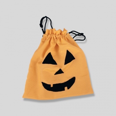 Saco laranja com rosto de abóbora preto e cordões pretos