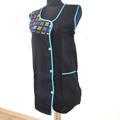 Colete preto com acabamento azul claro e detalhe colorido de flores no ombro esquerdo