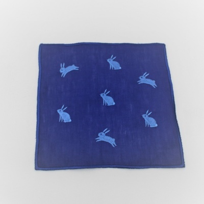 Lenço azul escuro com padrão de coelhinhos azuis