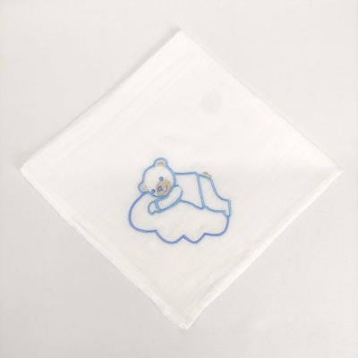 Fralda branca para bebé com urso azul bordado sobre nuvem