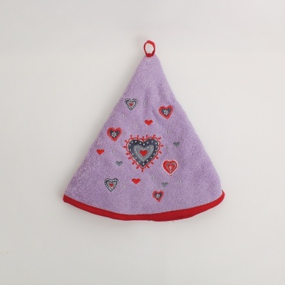 Toalha de banho lilás com corações coloridos e borda vermelha.