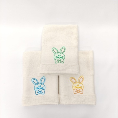 Toalhas de mão brancas com bordado de coelho verde, azul e amarelo