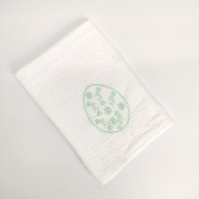 Toalha branca com padrão verde floral oval