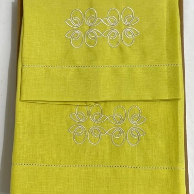 Toalha amarela com bordado branco e detalhe na bainha