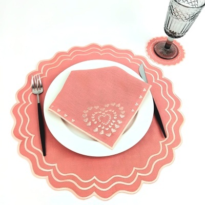 Conjunto de mesa cor de rosa com guardanapo decorado, base para prato, copo transparente e base para copo
