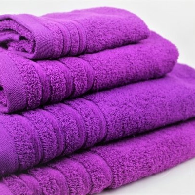 Conjunto de toalhas roxas empilhadas
