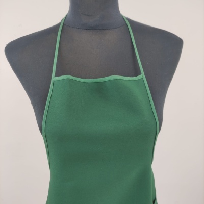 Avental verde liso em manequim preto