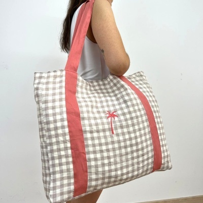 Mala xadrez bege e branco com alças rosa e bordado de palmeira