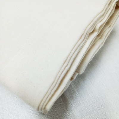 Tecido de algodão cru dobrado com textura visível