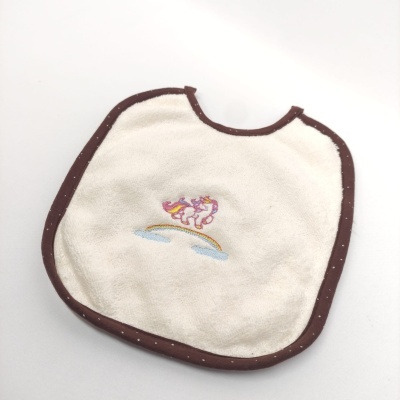 Babete branco com borda castanha e unicórnio bordado