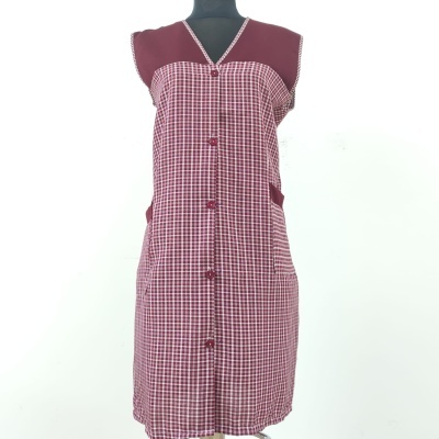 Vestido tipo avental feminino vermelho e branco com botões e bolsos