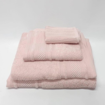Conjunto de toalhas rosa claro com textura macia e detalhes trançados