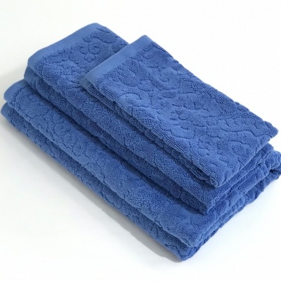 Conjunto de três toalhas azuis empilhadas com padrão texturizado