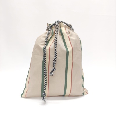 Saco de tecido bege com riscas vermelhas e verdes e cordão preto e branco