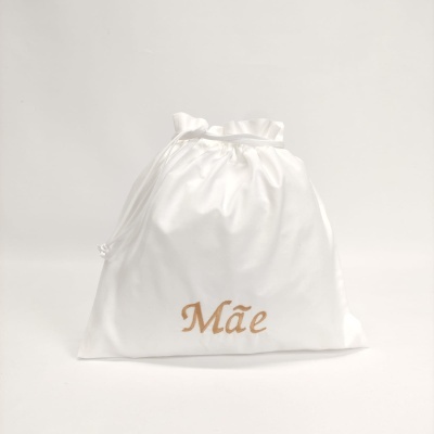 Saco branco com cordão e bordado dourado 'Mãe'