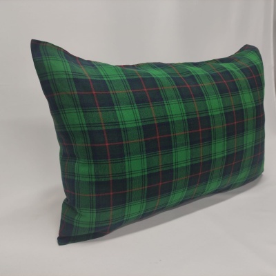 Almofada rectangular de padrão xadrez verde e azul com riscas vermelhas