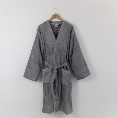 Robe de banho cinzento felpudo com cinto e bolsos pendurado