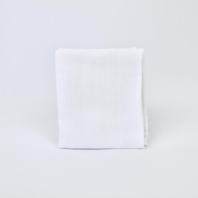Toalha ou pano branco dobrado em fundo claro