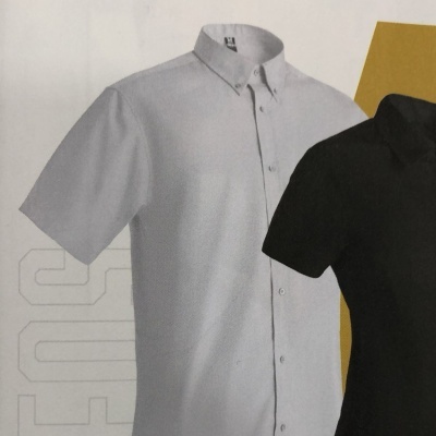 Duas camisas de manga curta, uma branca e outra preta, exibidas numa apresentação simples.