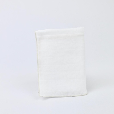 Pano branco dobrado sobre fundo branco