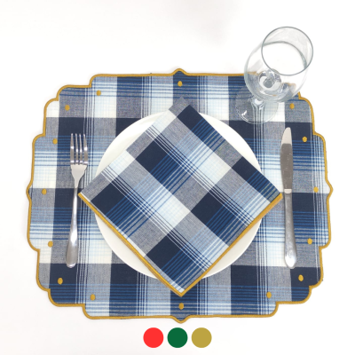Utensílios de mesa com padrão xadrez azul e branco, guardanapo, prato, talheres e taça
