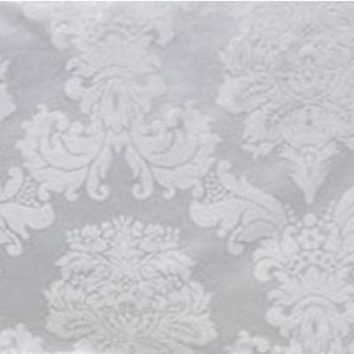 Tecido branco com padrão floral barroco em relevo