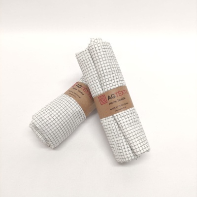 Tecidos enrolados com padrão de grade preta e etiqueta de papel castanho da AGTEXTIL