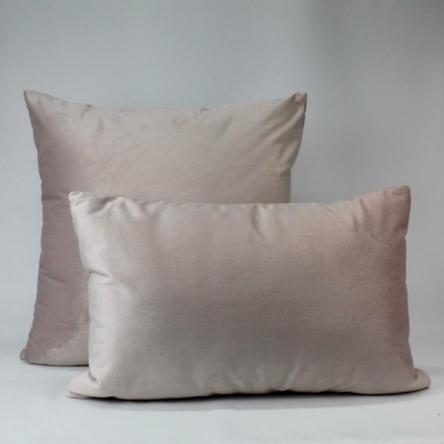 Almofadas rosa claro de tecido aveludado, uma quadrada e outra retangular