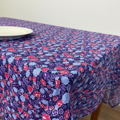 Toalha de mesa azul escura com padrão floral colorido