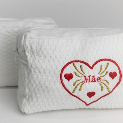 Necessaire branca com bordado em forma de coração com texto 'Mãe'