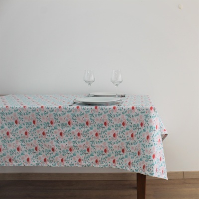 Toalha de mesa branca com padrão floral rosa e verde, mesa de madeira com pratos e copos