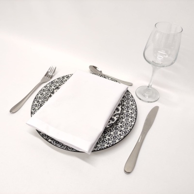 Conjunto de jantar com prato decorado, talheres de metal e copo transparente