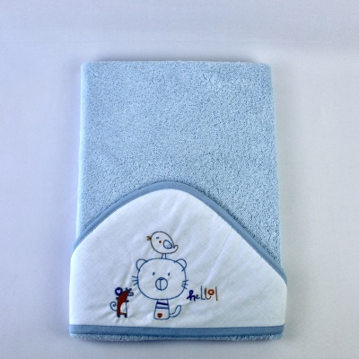 Toalha de bebé azul clara com capuz branco e bordado de urso e passarinho