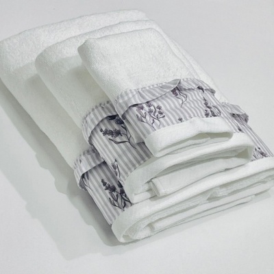 Toalhas brancas com bordado floral e riscado cinza