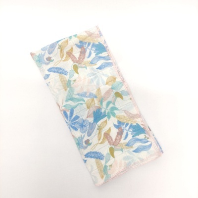 Carteira de tecido com padrão floral colorido