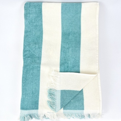 Manta ou toalha azul turquesa e branca com listras largas e franjas