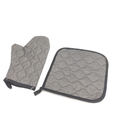 luva e suporte de panela em tecido cinza acolchoado com bordas pretas