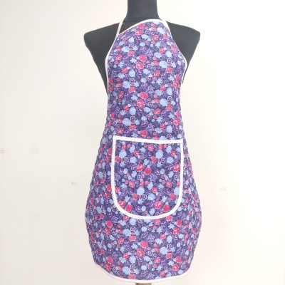 Avental floral com bolso branco em manequim preto