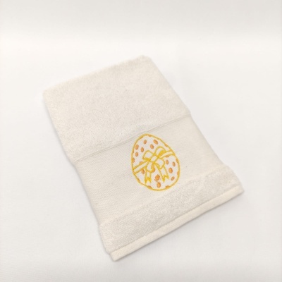 Toalha branca com bordado de ovo amarelo