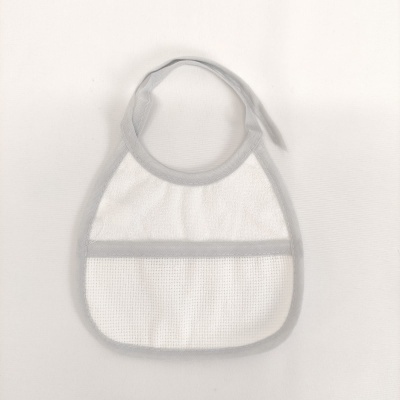 Babete branco com bordas cinza claro e dois compartimentos frontais