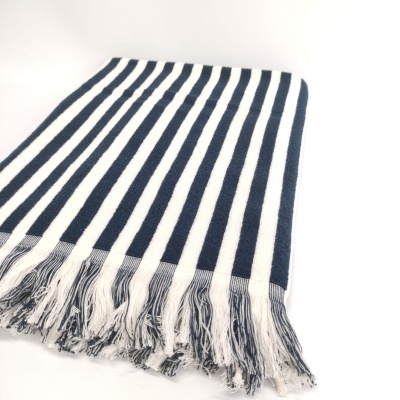 Manta tecido azul e branco com franjas