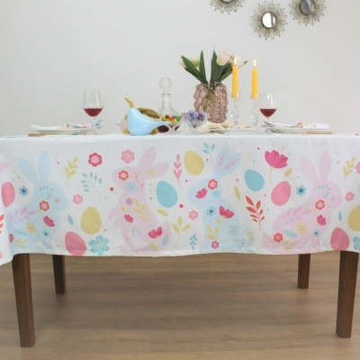 Toalha de mesa branca com decoração de Páscoa e itens de mesa