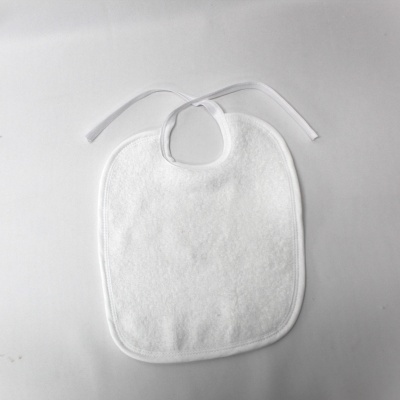 Babete branco para bebé com fitas para atar
