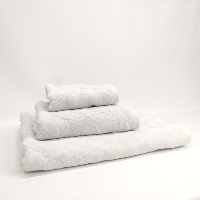 Conjunto de três toalhas brancas com padrão de folhas